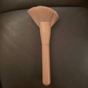 NWIB KKW POWDER BODY BRUSH